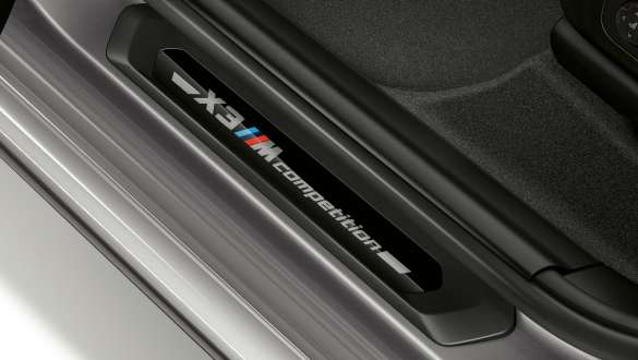 BMW X3 M Competition、「Competition」のマークが入ったドアシル・フィニッシャー。 BMW X3 M Competition、インテリア、「Competition」のマークが入ったドアシル・フィニッシャー。