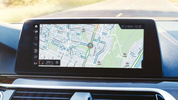 BMW コネクテッド。 BMW X3 M シリーズ、BMW コネクテッド、光に照らされた地球儀を手に持つ女性。