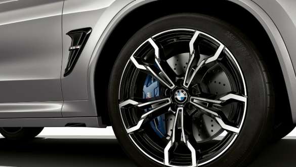 M コンパウンド・ブレーキ。 BMW X3 M Competitionのドニントン・グレー・メタリックカラー、エクステリア、M コンパウンド・ブレーキ搭載の M 軽合金ホイール。