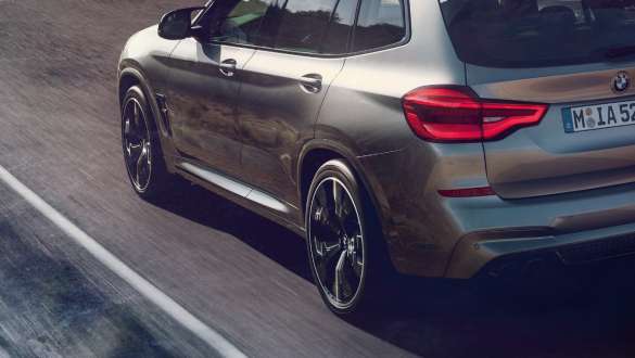 BMW X3 M Competition、スリークウォーター・リアビュー。 BMW X3 M Competitionのドニントン・グレー・メタリックカラー、エクステリア、スリークウォータービュー、M 仕様サスペンション。