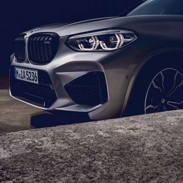 BMW X3 M Competition、斜めフロントビュー。F97 BMW X3 M Competitionのドニントン・グレー・メタリックカラー、エクステリア、斜めフロントビュー。F97