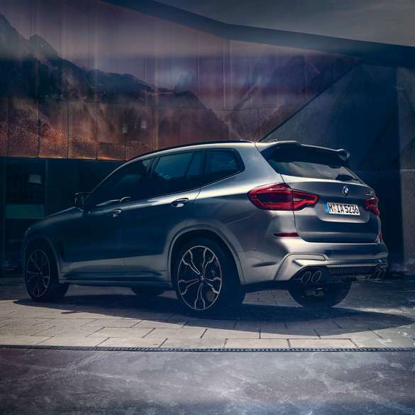 BMW X3 M Competition、斜めリアビュー。F97 BMW X3 M Competitionのドニントン・グレー・メタリックカラー、エクステリア、斜めリアビュー。F97