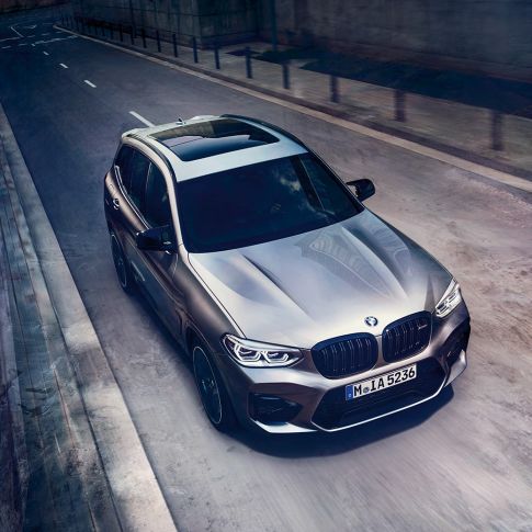 BMW X3 M Competition、俯瞰ビュー。F97 BMW X3 M Competitionのドニントン・グレー・メタリックカラー、エクステリア、フロントの俯瞰ビュー。F97