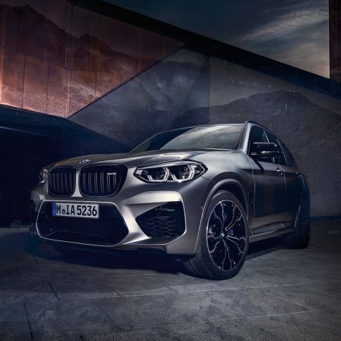 BMW X3 M Competition、スリークォータービュー。F97 BMW X3 M Competitionのドニントン・グレー・メタリックカラー、エクステリア、スリークォータービュー。F97