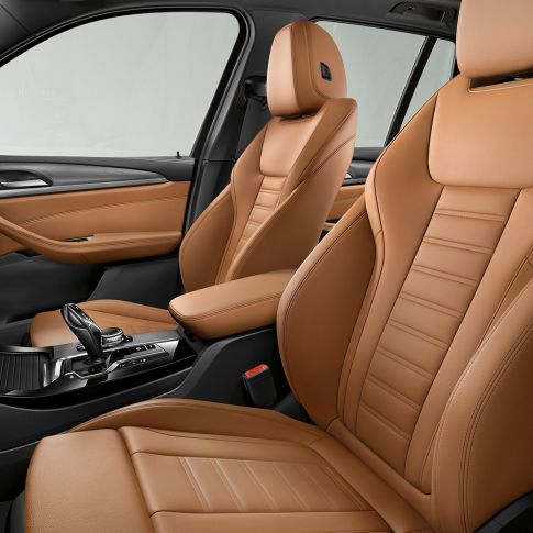 BMW X3 M40d、インテリア。F97 BMW X3 M40d、スポーツシートを備えたスポーティーかつ快適なインテリア。F97