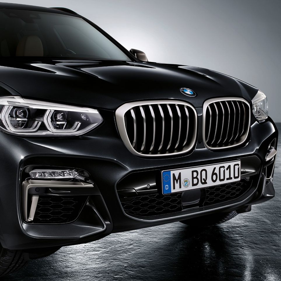 BMW X3 M40d、フロント。F97 BMW X3 M40d のブラック・サファイア・メタリックカラー、エクステリア、セリウム・グレーのデザイン要素を備えたフロント。F97