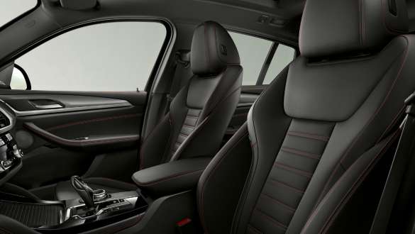 BMW X4 M40i SUV、スポーツ・シート。F98 BMW X4 M40i SUV、インテリア、ドライバーと助手席同乗者用スポーツ・シート。F98