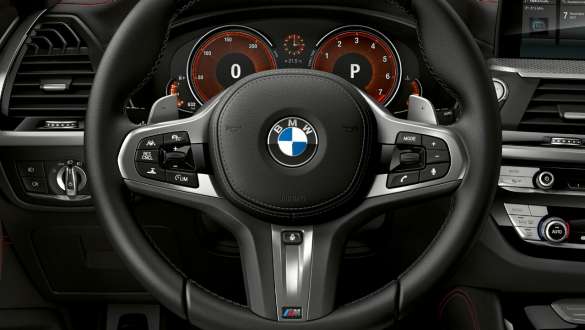 BMW X4 M40i、M レザー・ステアリング・ホイール。F98 BMW X4 M40i、インテリア、M レザーのステアリングホイールを備えたコックピット。F98