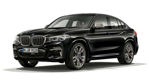 BMW X4 M40i、エクステリア、斜め前からのフロント・ビュー、右側面。F98 ブラック・サファイア・メタリックのBMW X4 M40i、エクステリア、斜め前からのフロント・ビュー、右側面。F98