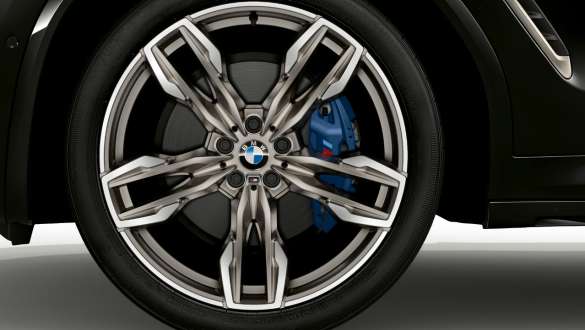 BMW X4 M40i、M スポーツ・ブレーキ。F98 ブラック・サファイア・メタリックのBMW X4 M40i、エクステリア、M スポーツ・ブレーキ付きのライト・アロイ・ホイール。F98