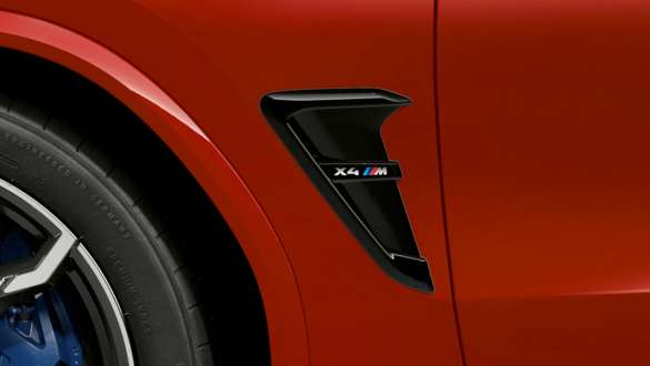 BMW X4 M コンペティション、モデル刻印入りのM サイド・ギル。F98 トロント・レッド・メタリックのBMW X4 M コンペティション、エクステリア、モデル刻印入りのM サイド・ギル・ハイグロス・ブラック。F98