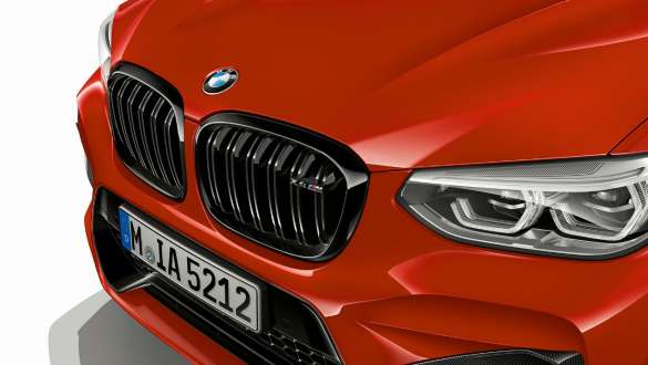 BMW X4 M コンペティション、M キドニー・グリルが写ったフロント部。F98 トロント・レッド・メタリックのBMW X4 M コンペティション、エクステリア、ハイグロス・ブラック仕上げのM キドニー・グリルが写ったフロント部。F98