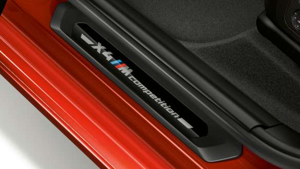 BMW X4 M コンペティション、コンペティションのロゴ入りドア・シル仕上げ。F98 BMW X4 M コンペティション、インテリア、コンペティションのロゴ入りドア・シル仕上げ。F98