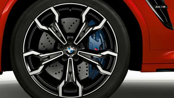 M コンパウンド・ブレーキ。F98 トロント・レッド・メタリックのBMW X4 M コンペティション、エクステリア、M コンパウンド・ブレーキを装備したM ライト・アロイ・ホイール。F98