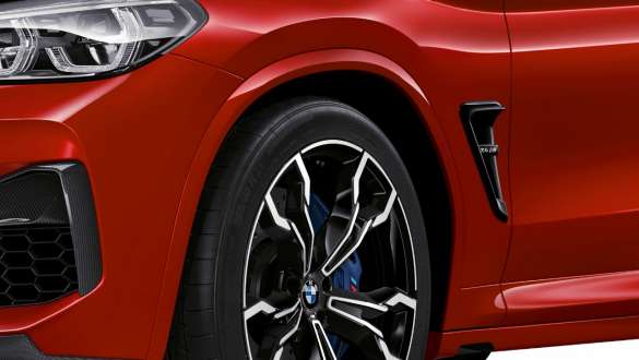 BMW X4 M コンペティション、側面リヤのクローズアップ画像。F98 トロント・レッド・メタリックのBMW X4 M コンペティション、エクステリア、側面リヤのクローズアップ画像、M スペシフィック・サスペンション。F98