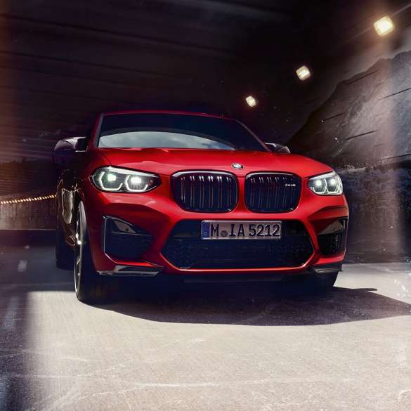 BMW X4 M コンペティション、フロント・ビュー。F98 トロント・レッド・メタリックのBMW X4 M コンペティション、エクステリア、フロント・ビュー。F98