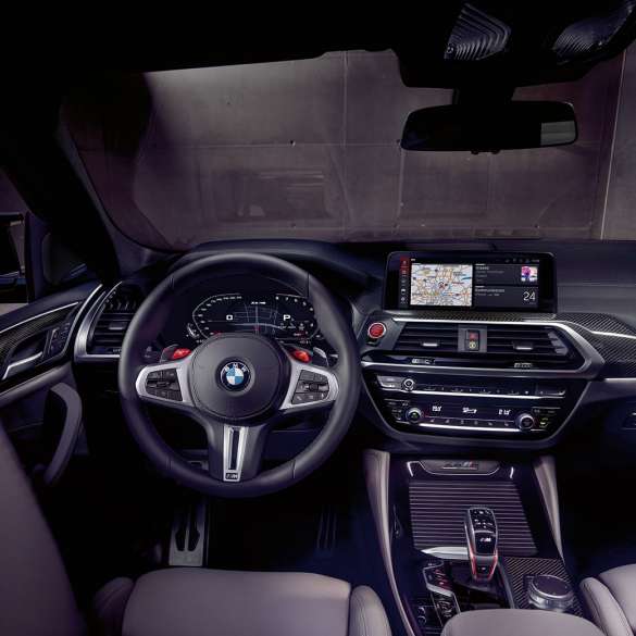BMW X4 M コンペティション、エクスクルーシブなコックピット。F98 BMW X4 M コンペティション、インテリア、M スポーツ・シートとM レザー・ステアリング・ホイールを備えたエクスクルーシブなコックピット。F98