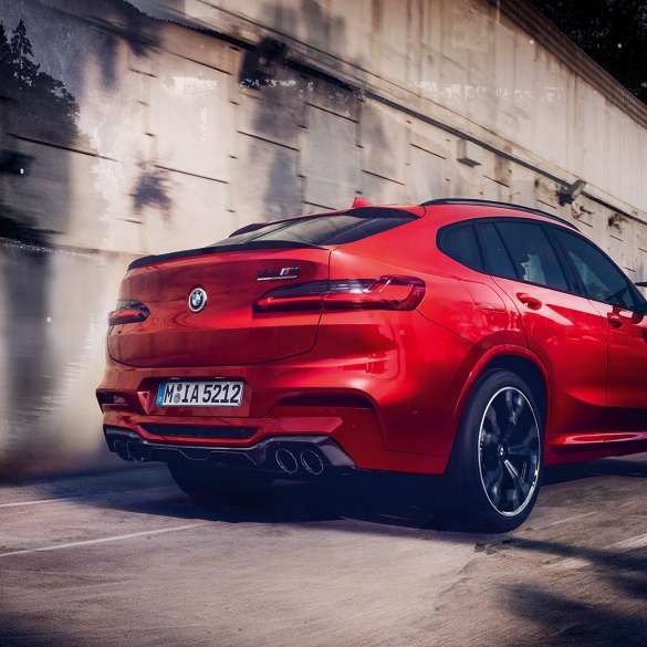 BMW X4 M コンペティション、カーボン製ミラー・キャップ。F98 トロント・レッド・メタリックのBMW X4 M コンペティション、エクステリア、Mカーボン・エクステリア・パッケージ、カーボン製ミラー・キャップ。F98