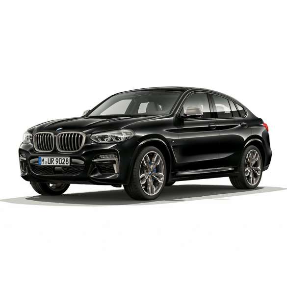 BMW X4 M40iおよびBMW X4 M40d、斜め前からのフロント・ビュー。F98 ブラック・サファイア・メタリックのBMW X4 M40iおよびBMW X4 M40d、エクステリア、斜め前からのフロント・ビュー、右側面。F98