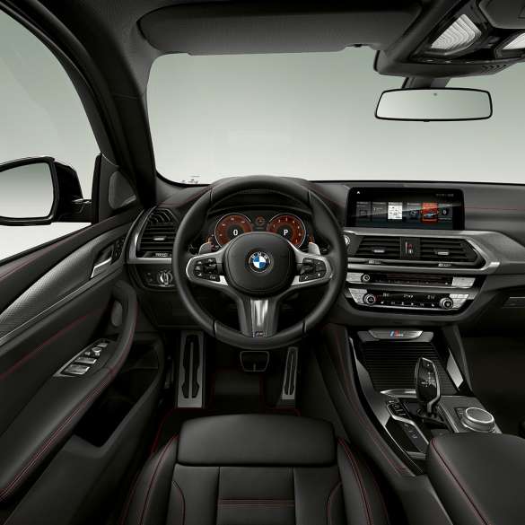 BMW X4 M40iおよび BMW X4 M40d、コックピット。. F98 BMW X4 M40iおよび BMW X4 M40d、インテリア、Mレザー・ステアリング・ホイールとMスポーツ・シートが見えるコックピット。.F98