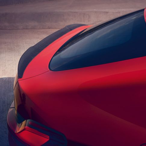 BMW X4 M コンペティション、カーボン製Mリヤ・スポイラー。F98 トロント・レッド・メタリックのBMW X4 M コンペティション、エクステリア、 Mカーボン・エクステリア・パッケージ、 カーボン製リヤ・スポイラーの見えるリヤ・ビュー詳細。F98
