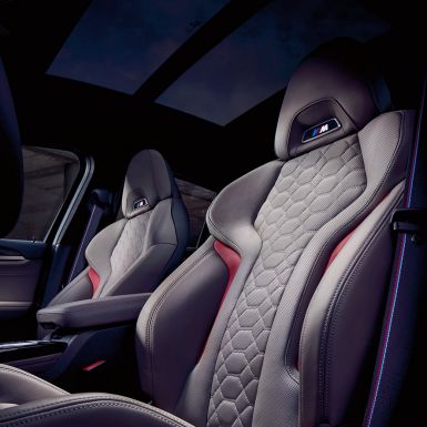 BMW X4 M コンペティション、Mスポーツ・シート。F98 BMW X4 M コンペティション、インテリア、アデレード・グレーの「メリノ」レザー製Mスポーツ・シート。F98