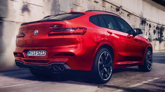 BMW X4 M コンペティション、エクステリア、側面リヤ・ビュー。F98 トロント・レッド・メタリックのBMW X4 M コンペティション、エクステリア、側面リヤ・ビュー。F98