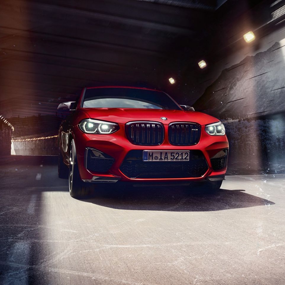 BMW X4 M コンペティション、斜め前からのフロント画像。F98 トロント・レッド・メタリックのBMW X4 M コンペティション、エクステリア、斜め前からのフロント画像。F98