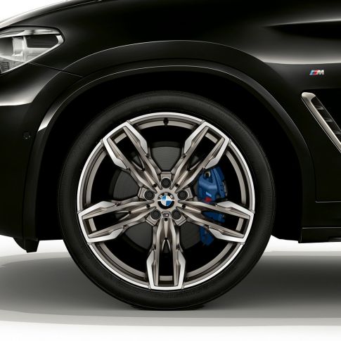 BMW X4 M40i、21インチ M ライト・アロイ・ホイール。F98 ブラック・サファイア・メタリックのBMW X4 M40i、エクステリア、ダブルスポーク・デザインの21インチ M ライト・アロイ・ホイールが見えるサイドビュー。F98