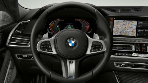 BMW X6 M50iのインテリア、M レザー・ステアリング・ホイール Mレザー・ステアリング・ホイールを装備したBMW X6 M50i M50d G06 SUVのインテリア、クローズアップ