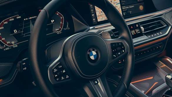 BMW X6 M50i のステップトロニック・スポーツ・トランスミッション。 BMW X6 M50i のステップトロニック・スポーツ・トランスミッション。