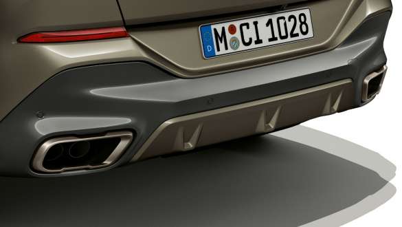M スポーツ・エキゾースト・システムを装備したBMW X6 M50iのリヤ M スポーツ・エキゾースト・システムに焦点をあてたBMW X6 M50iのリヤ