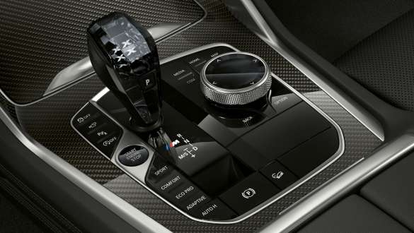Mのロゴをあしらった、BMW X6 M50i G06のセレクター・レバー BMW X6 M50iインテリア、M バッジをあしらったセレクター・レバー のクローズアップ