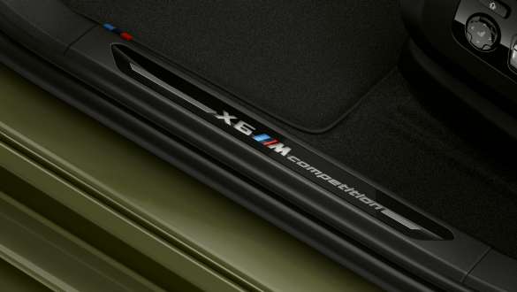 BMW X6 M Competitionの「X6 M Competition」ロゴをあしらったドアシル・フィニッシャー BMW X6 M Competition F96 2020 のエクステリア、「X6 M Competition」ロゴをあしらったドアシル・フィニッシャー
