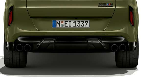 BMW X6 M CompetitionのM スポーツ・エキゾースト・システム 後ろから見たMスポーツエキゾーストシステムを搭載し、BMW Individualの特別色、アーバン・グリーンをまとったBMW X6 M Competition F96 SUV 2020