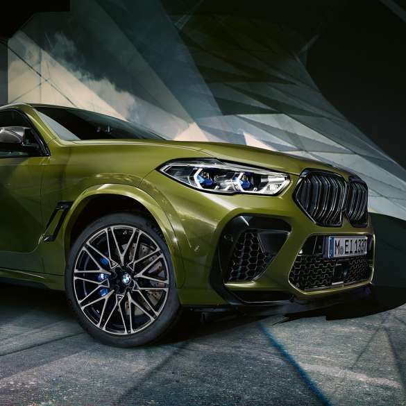 BMW X6 M Competitionのエクステリアデザイン 斜め前から見た、BMW Individual 特別色のアーバン・グリーンをまとったBMW X6 M Competition F96 2020 SUVのエクステリア