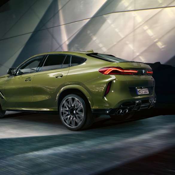 M xDriveを搭載したBMW X6 M Competition 斜め後ろから見た、M xDriveを搭載し、BMW Individual特別色アーバン・グリーンをまとったBMW X6 M Competition F96 2020 SUV