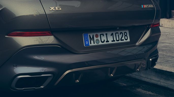 後ろから見たBMW X6 M50i 後ろから見たBMW X6 M50iのクローズアップ