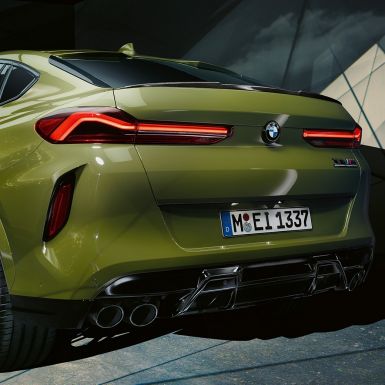 斜め後ろから見たBMW X6 M Competition 。 斜め後ろから見た、Mスポーツ・エキゾースト・システムを搭載したBMW Individual特別色アーバン・グリーンのBMW X6 M Competition F96