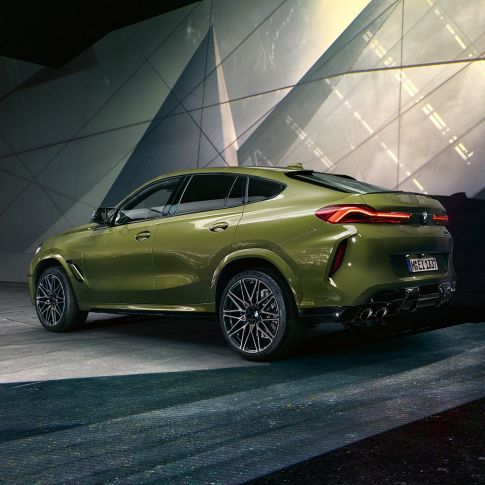 斜め後ろから見たBMW X6 M Competition 。 斜め後ろから見た、Mスポーツ・エキゾースト・システムを搭載したBMW Individual特別色アーバン・グリーンのBMW X6 M Competition F96 SUV