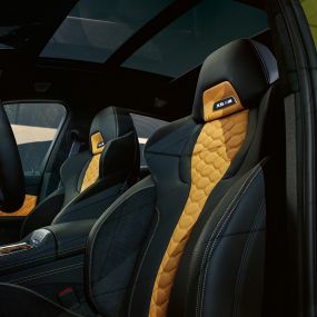 Mマルチファンクション・シートを装備したBMW X6 M Competition BMW X6 M Competition F96 のインテリア、X6 Mロゴをあしらった、Mマルチファンクション・シート