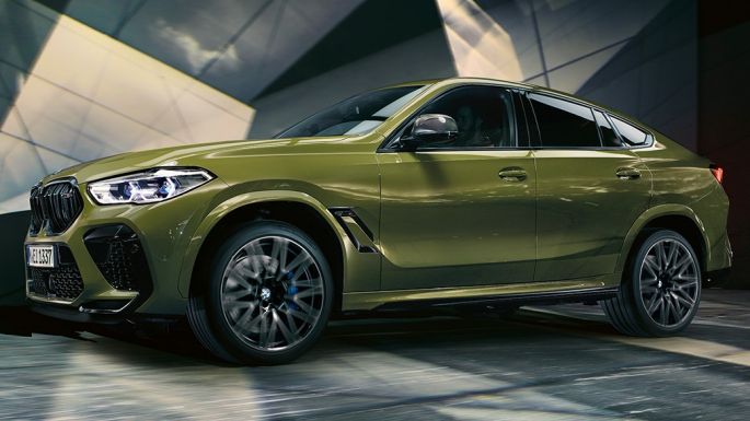 横から見たBMW X6 M Competition 横から見た、Mライトアロイ・ホイールを装備し、BMW Individual特別色アーバン・グリーンをまとったBMW X6 M Competition F96