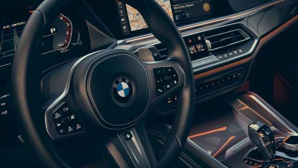 BMW X6 M50i G06 ステップトロニック・スポーツ・トランスミッション BMW X6 M50i G06 2018 SUV、ステップトロニック・スポーツ・トランスミッション、コックピット、Mレザー・ステアリング・ホイール