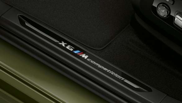 BMW X6 M Competition F96の「X6 M Competition」ロゴ付きのドア・シル・フィニッシャー 「X6 M Competition」ロゴ付きのドア・シル・フィニッシャー、BMW X6 M Competition F96 2020 SUV、クローズアップ