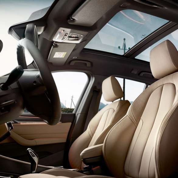 BMW X1のインテリア、スポーツシート。F48 BMW X1のインテリア、人間工学的に基づくスポーツシートの様子。F48