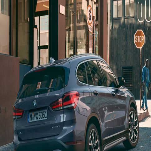 BMW X1、LEDテール・ライト。F48 BMW X1、LEDテール・ライトの様子をとらえた4分の3リアショット。F48