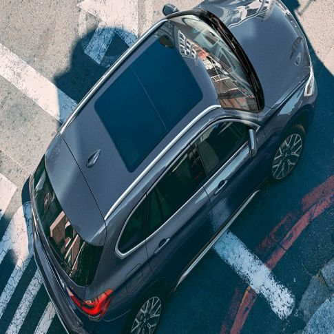 BMW X1、パノラマ・ガラス・ルーフ。F48 BMW X1、パノラマ・ガラス・ルーフの眺め、上空からの俯瞰。F48