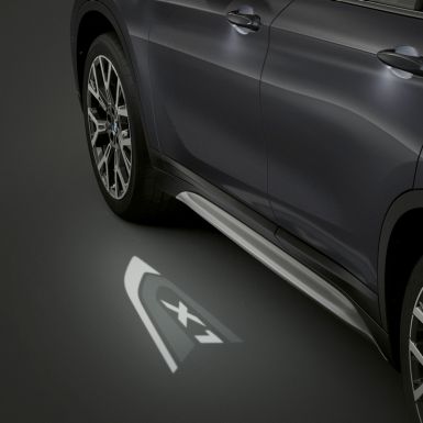 BMW X1、LEDプロジェクターによる「X1」。F48 BMW X1、LEDプロジェクターによる「X1」に焦点を当てたサイドショット。F48