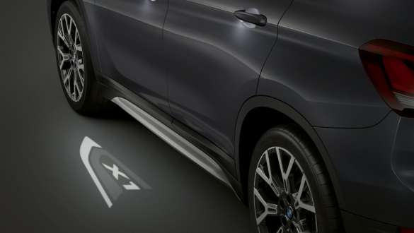BMW X1 F48 LCI LEDプロジェクターが映し出す「X1」ロゴ。 BMW X1 F48 LCI LEDプロジェクターが映し出す「X1」ロゴのフォーカス
