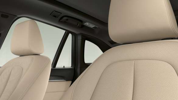 BMW X1 F48 LCI パーフォレーテッド・ダコタ・レザー | オイスター/グレー BMW X1 F48 LCI オイスター/グレーのパーフォレーテッド・ダコタ・レザー・シートを装備したインテリア